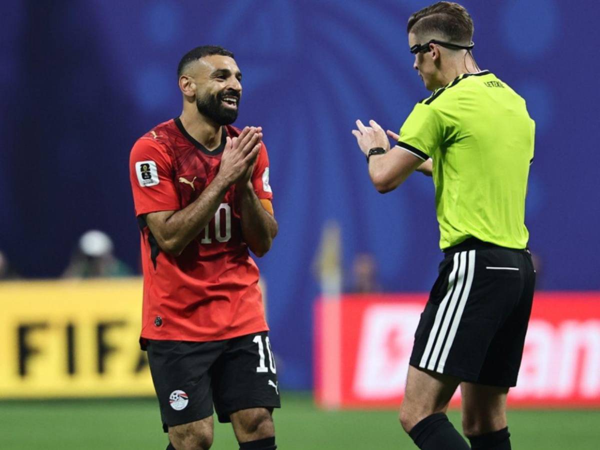 ¿Castigo o respaldo? La FIFA define el futuro del árbitro del Argentina-Egipto, tras ser señalado de amaño