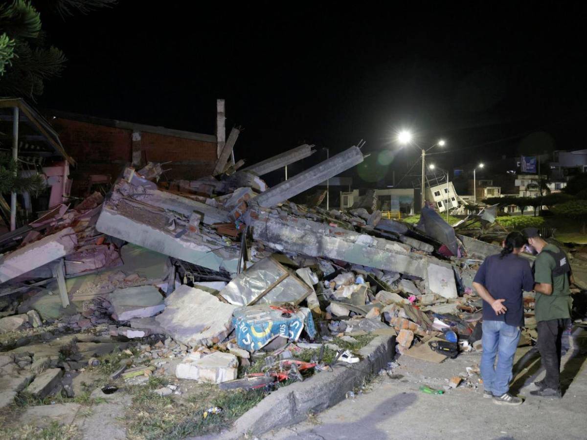 En fotos: Las primeras luces del día revelan la magnitud del terremoto en Colombia
