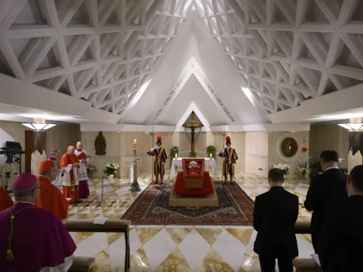 Con su rosario en mano: Las primeras imágenes del papa Francisco en su ataúd Con su rosario en mano: Las primeras imágenes del papa Francisco en su ataúd