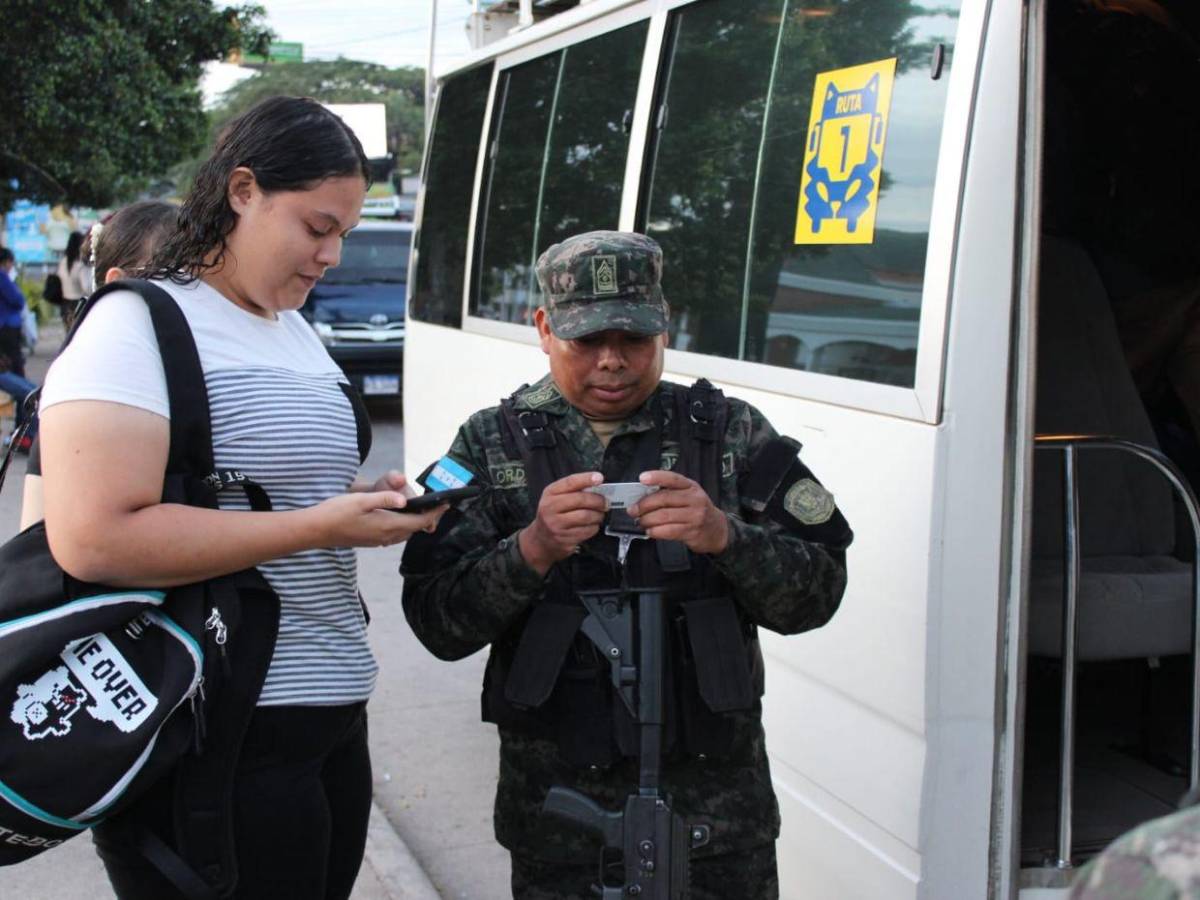 Con forma 003 en mano y carnet: estudiantes abordan buses de la UNAH