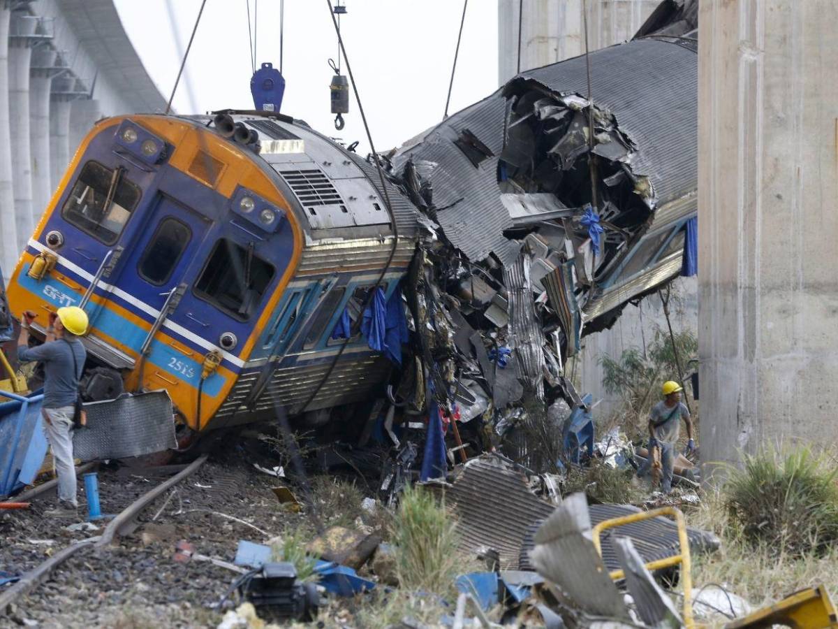 Al menos 32 muertos al desplomarse una grúa sobre un tren en marcha en Tailandia