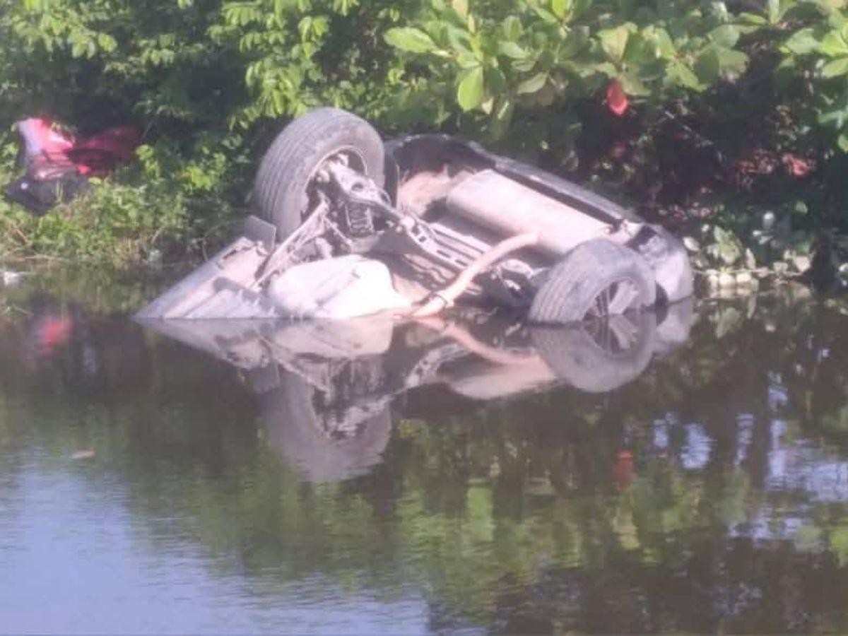 José Torres murió atrapado en su carro que cayó a un crique: momento en que sacan su cuerpo