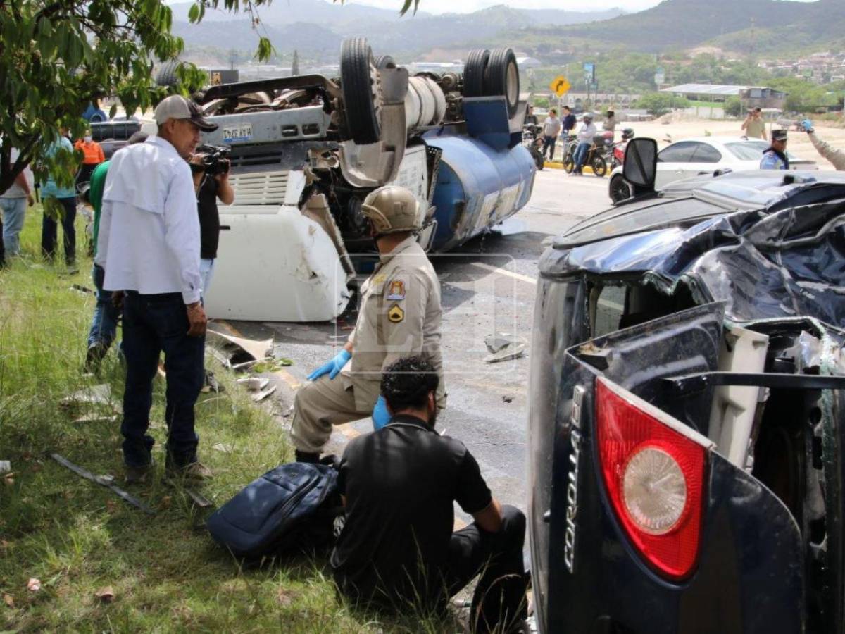 EN FOTOS: Varios heridos, vehículos destruidos y una cisterna volcada deja fuerte accidente en el anillo periférico
