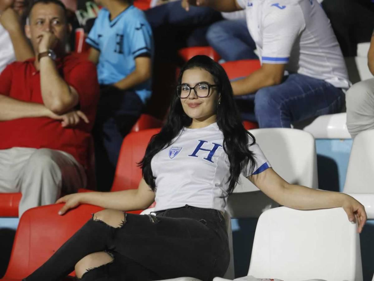 Lo que hizo la pareja del año, lindas chicas y bronca: Postales del triunfo de Honduras vs Nicaragua