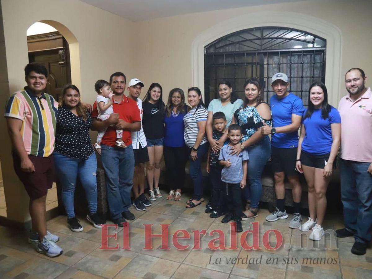 Edwin Rodríguez junto a su familia, novia y hasta su suegra. Estos fueron los momentos antes de viajar a Grecia.