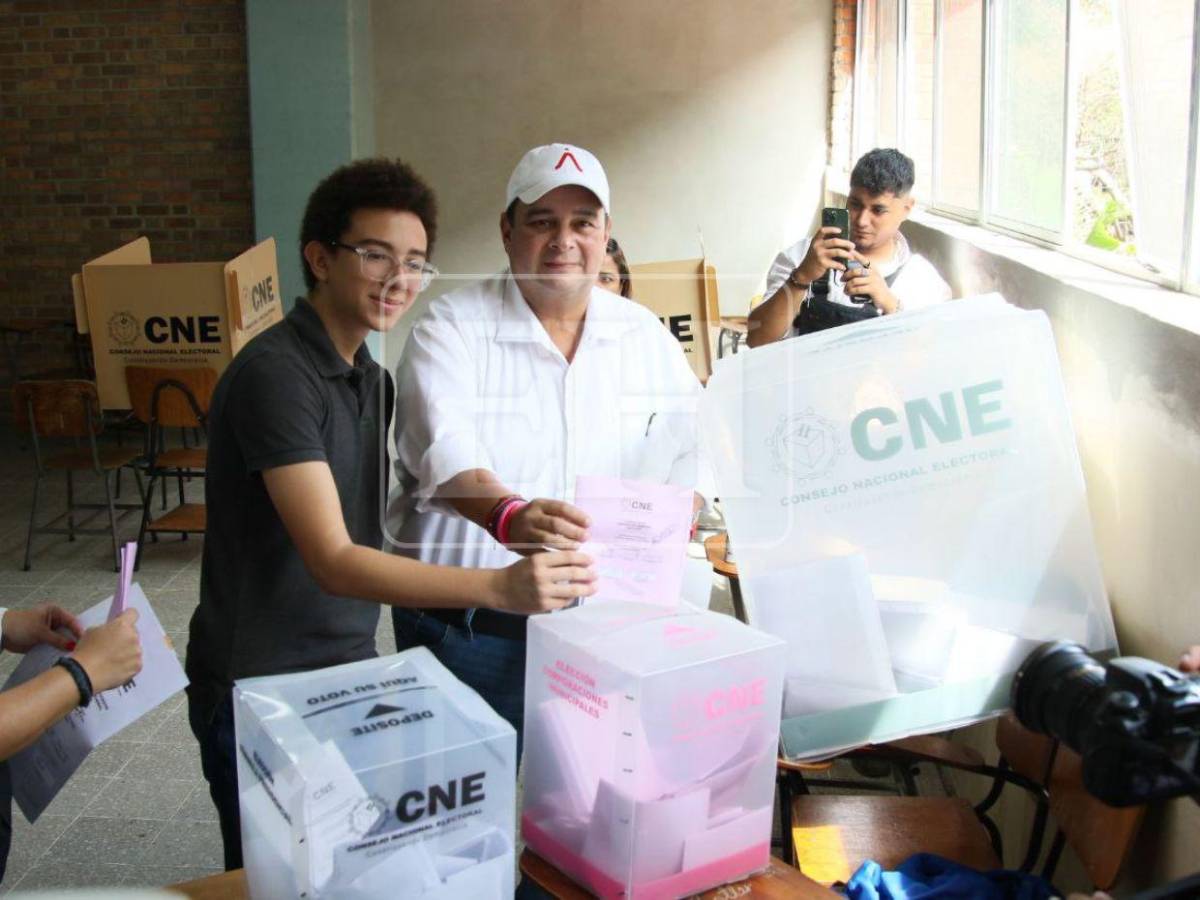 Jorge Aldana ejerce el sufragio y destaca normalidad en las urnas en el Distrito Central