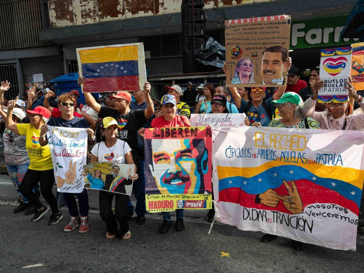Disfrazados de Maduro y Cilia, jóvenes chavistas marchan en Caracas pidiendo su liberación