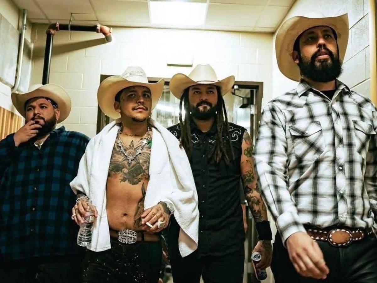 Nodal pide dinero prestado para comprar una cerveza en pleno concierto Nodal pide dinero prestado para comprar una cerveza en pleno concierto