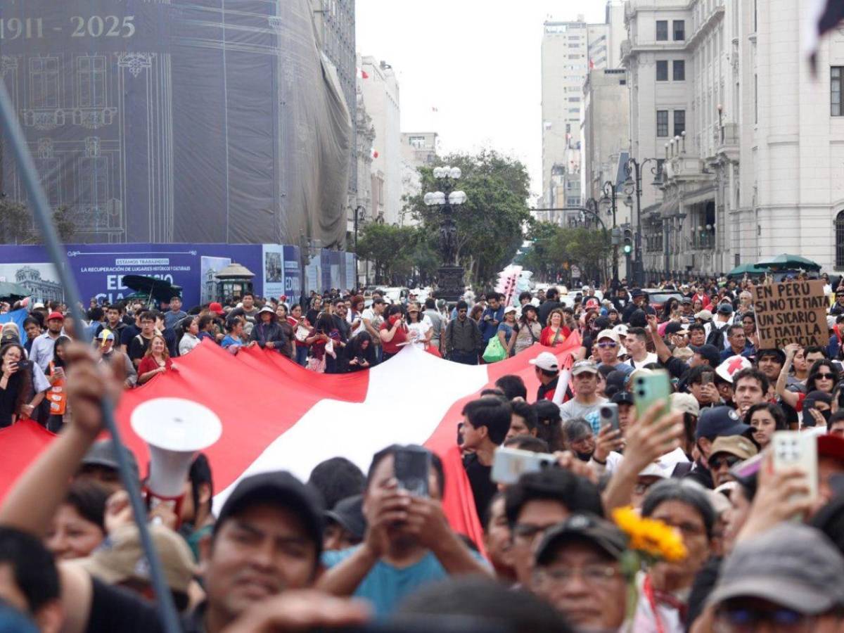 Cientos de personas protestan en Lima contra la investidura de Keiko Fujimori
