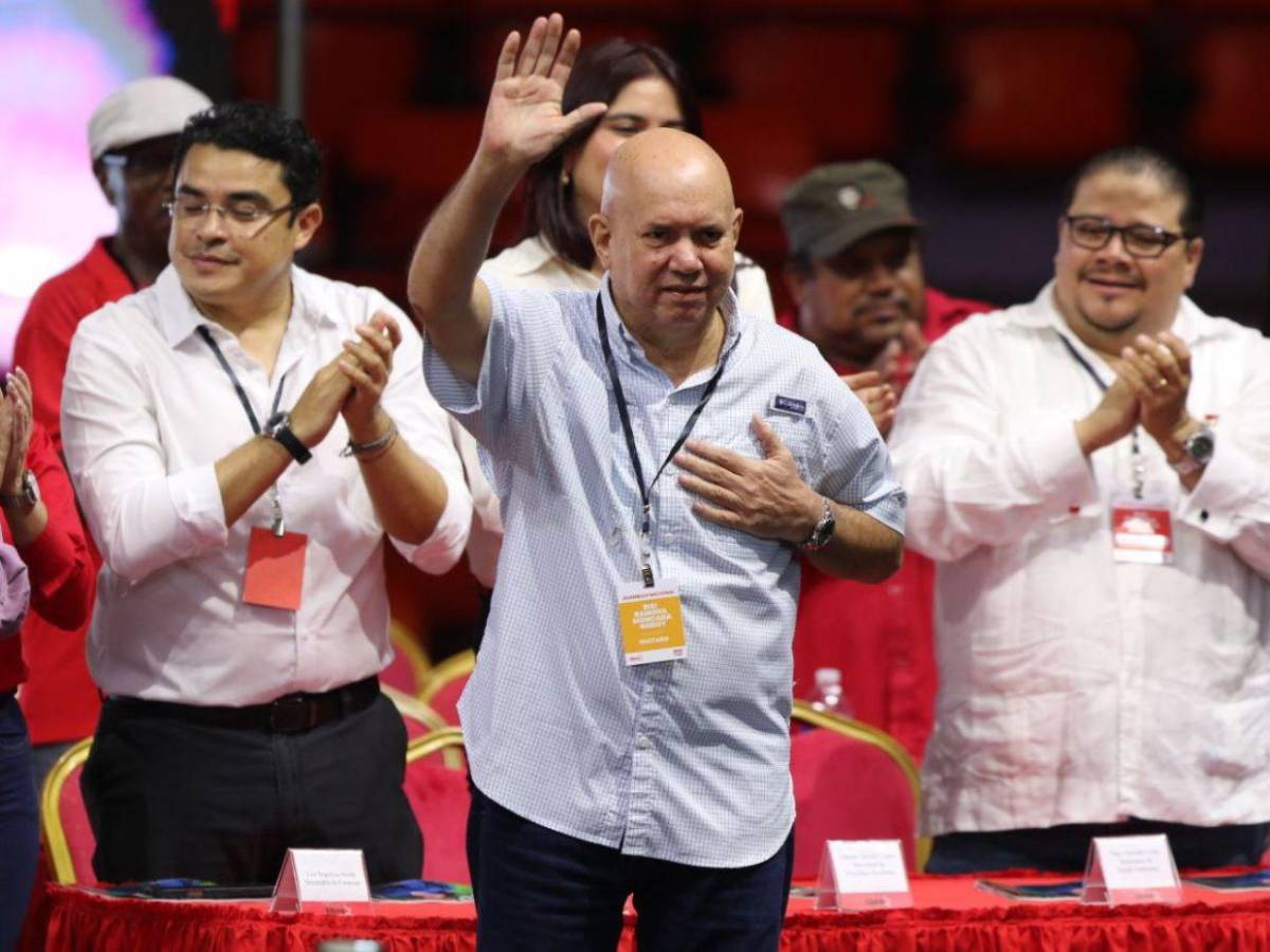 El nieto con el sombrero, figuras que resurgen y polémica revista: curiosidades en asamblea de Libre