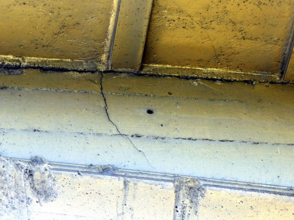Enormes grietas y deterioro en el puente peatonal del Central y en el Hato de Tegucigalpa