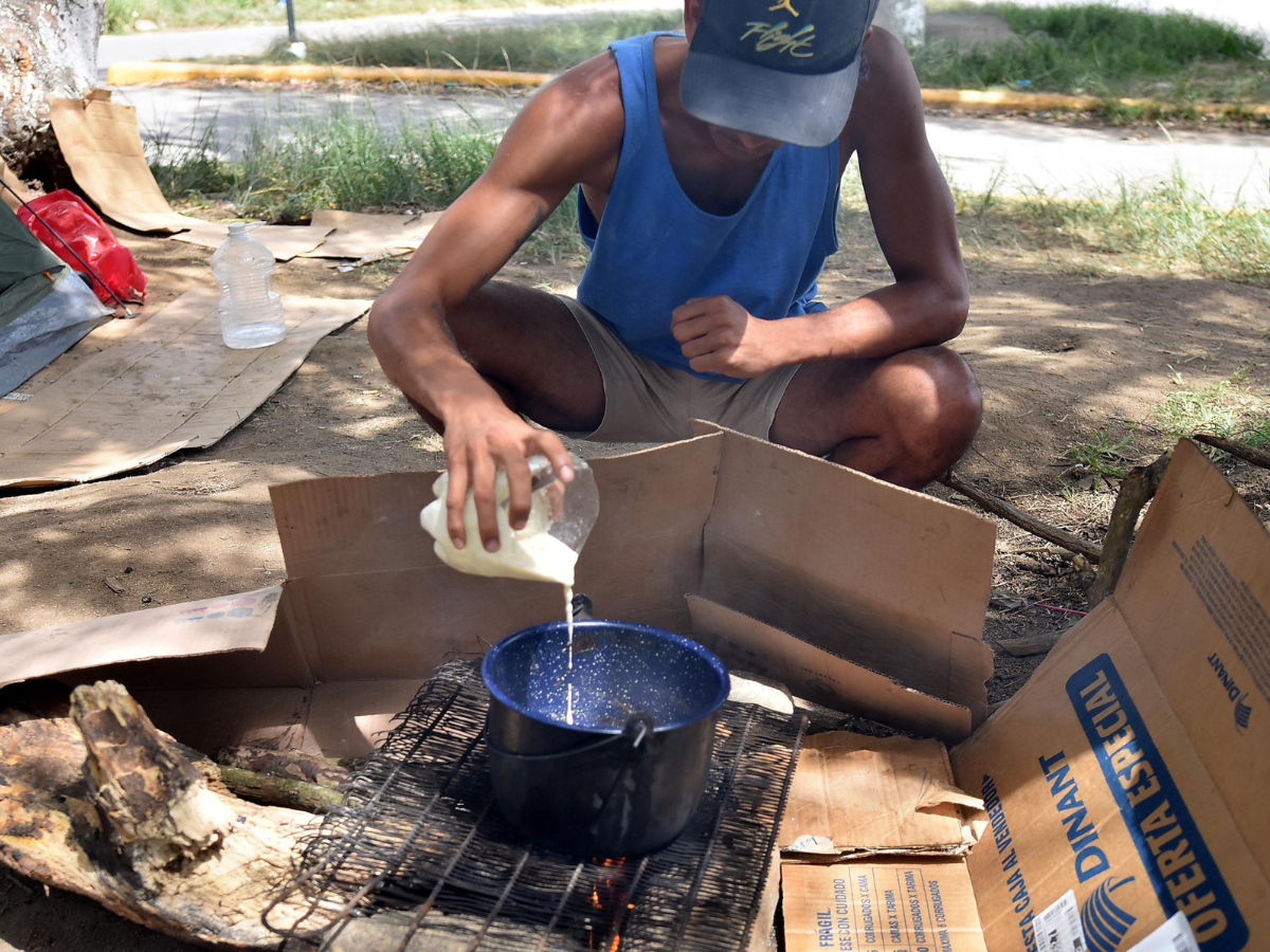 ¿Qué comen y dónde duermen? La cruda realidad de migrantes que atraviesan Honduras