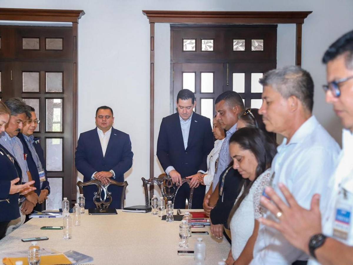 ¿Quiénes integran la mesa de diálogo entre gobierno y magisterio?