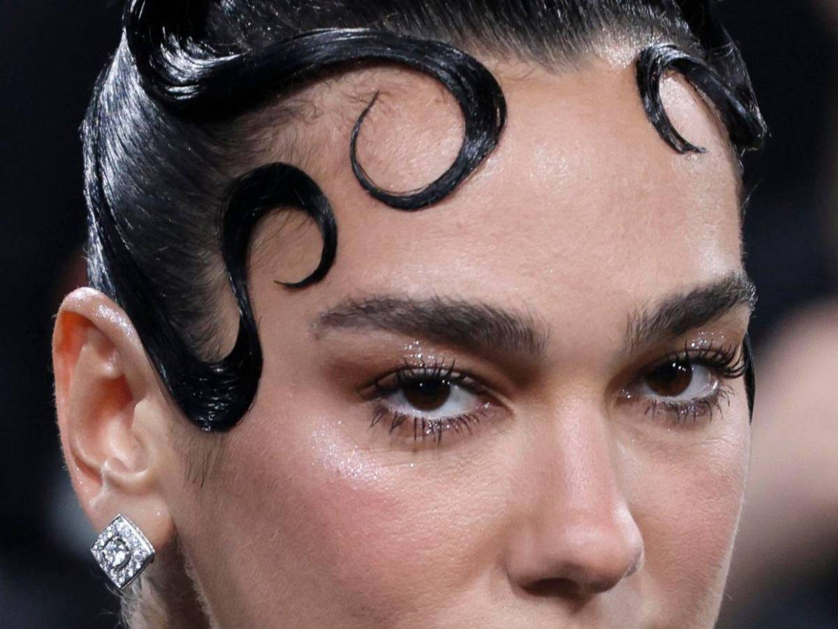 Vestida de negro y con transparencias, así fue el look de Dua Lipa en la Met Gala 2025