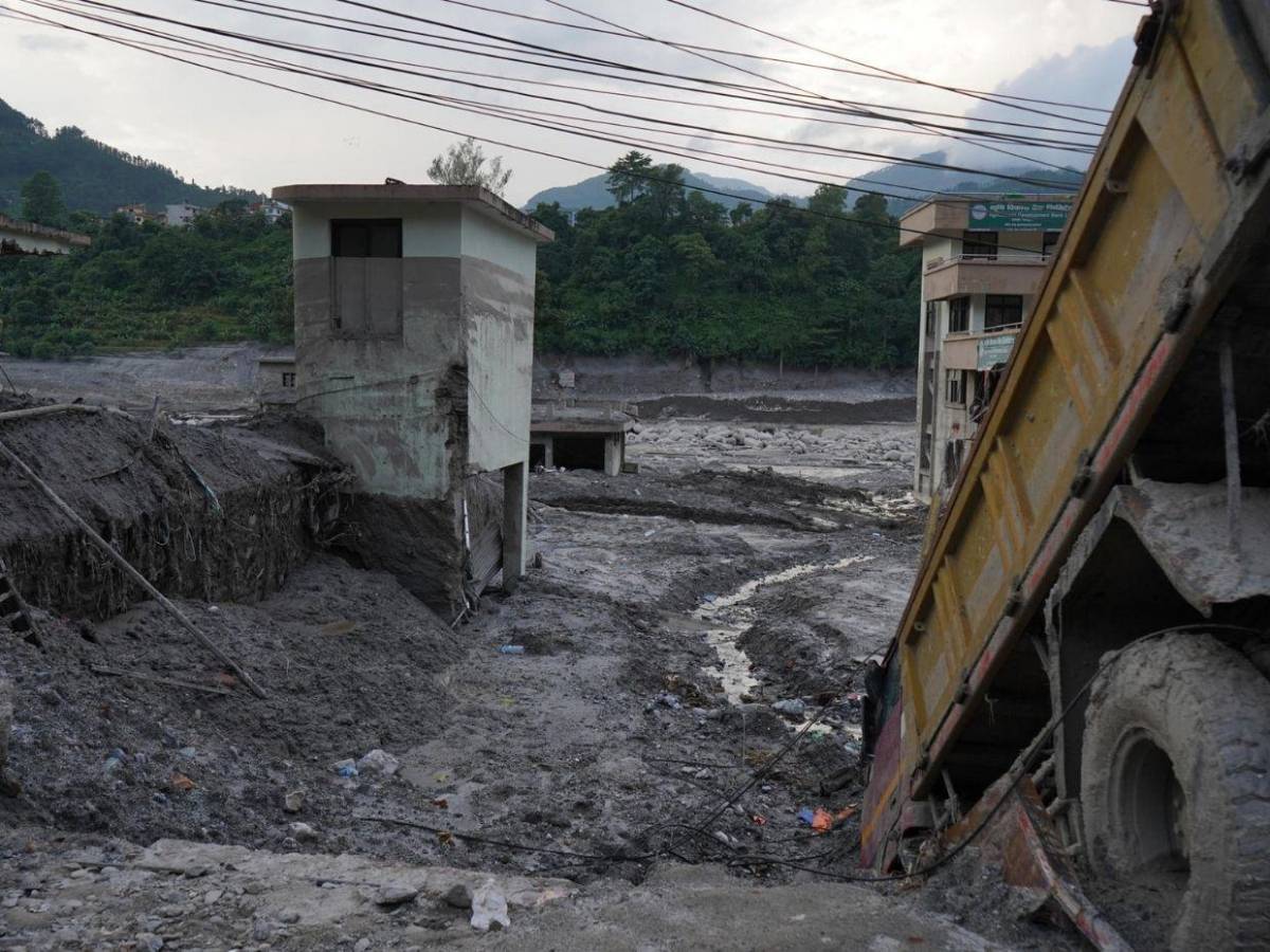 Cuerpos entre los escombros y el barro hasta el cuarto piso: así quedó Nepal tras la riada