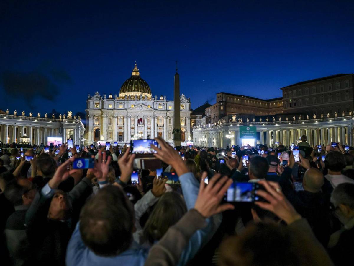 Imágenes impactantes del primer día del cónclave: cansancio, expectativa y fumata negra