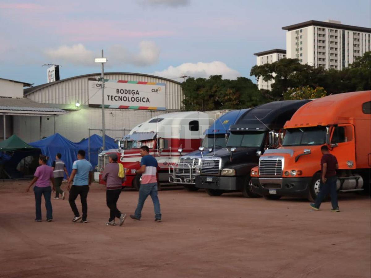 Camiones y logística lista para el inicio del despacho de material electoral