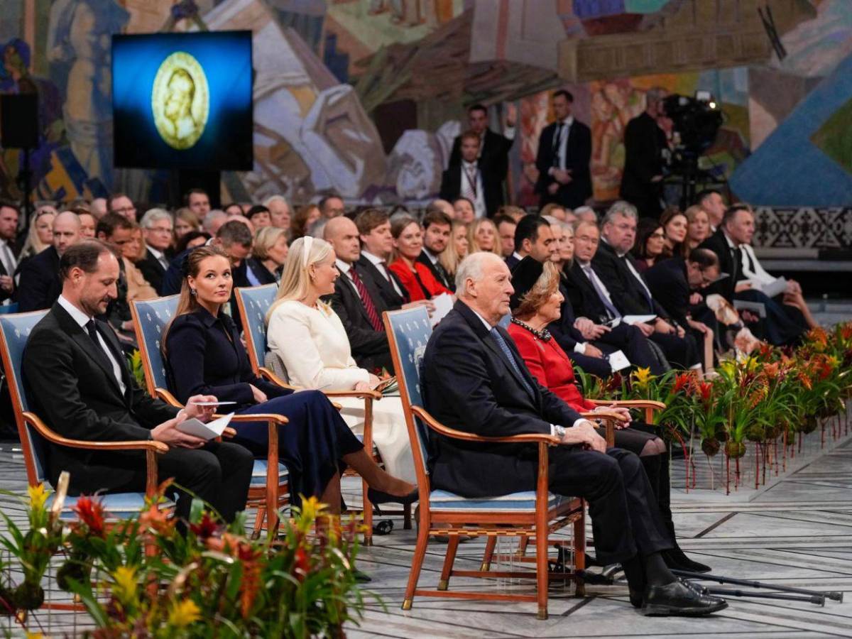 Hija de María Corina Machado  recibe el Premio Nobel de la Paz en nombre de su madre