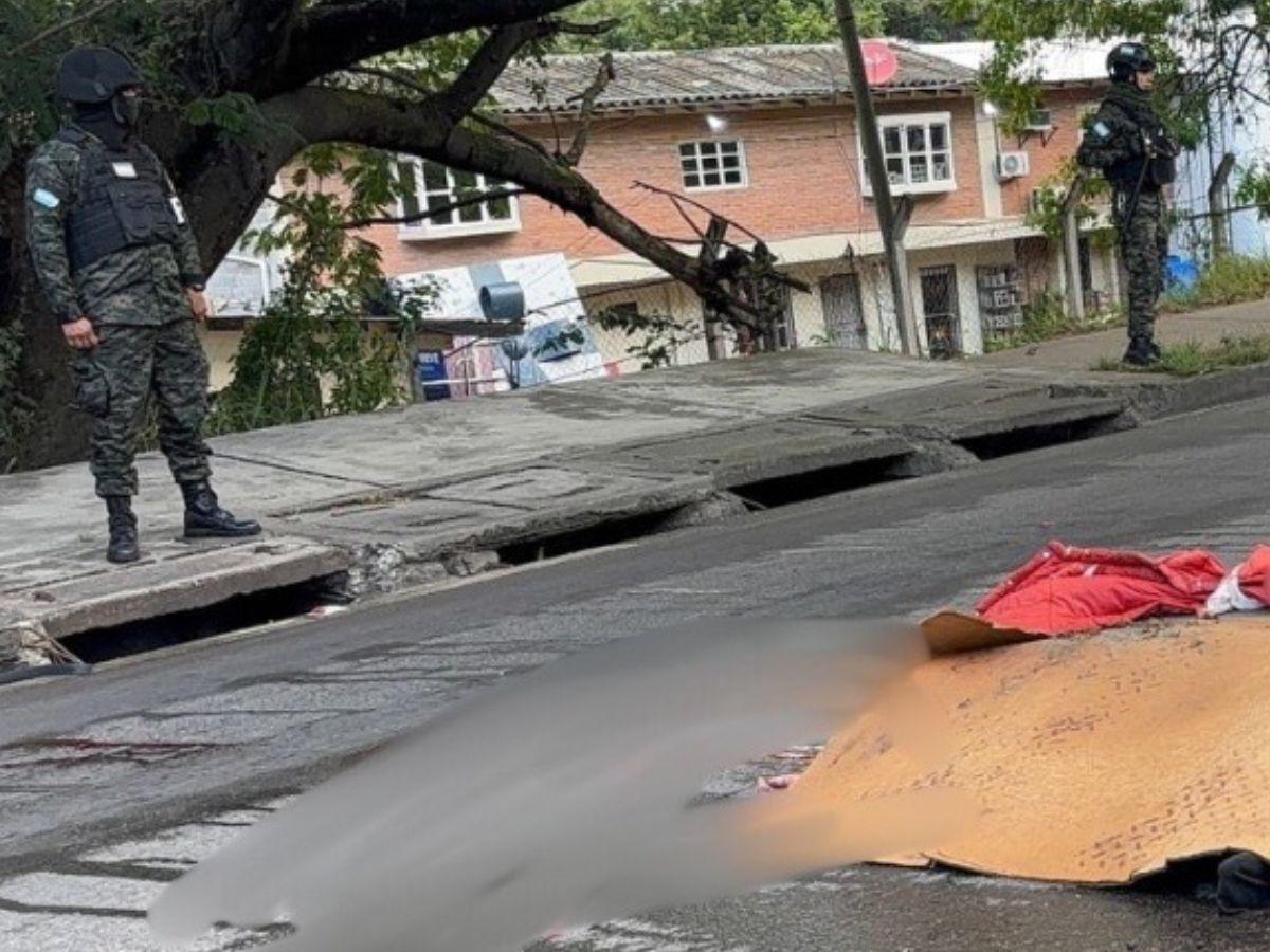 Con el carro destrozado y con sangre: así intentó huir un hombre tras matar a un motociclista