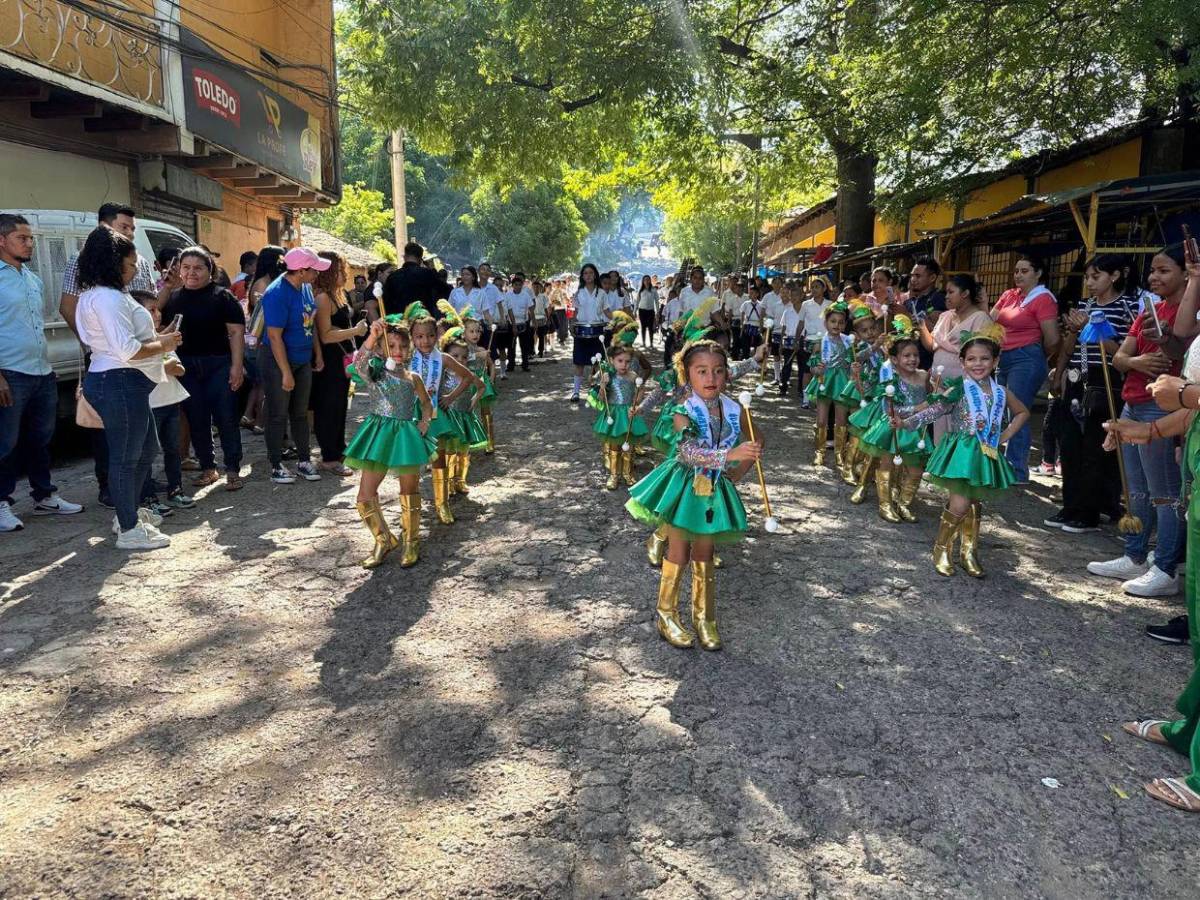 Hondureños celebran con fervor cívico los 204 años de independencia en todo el país