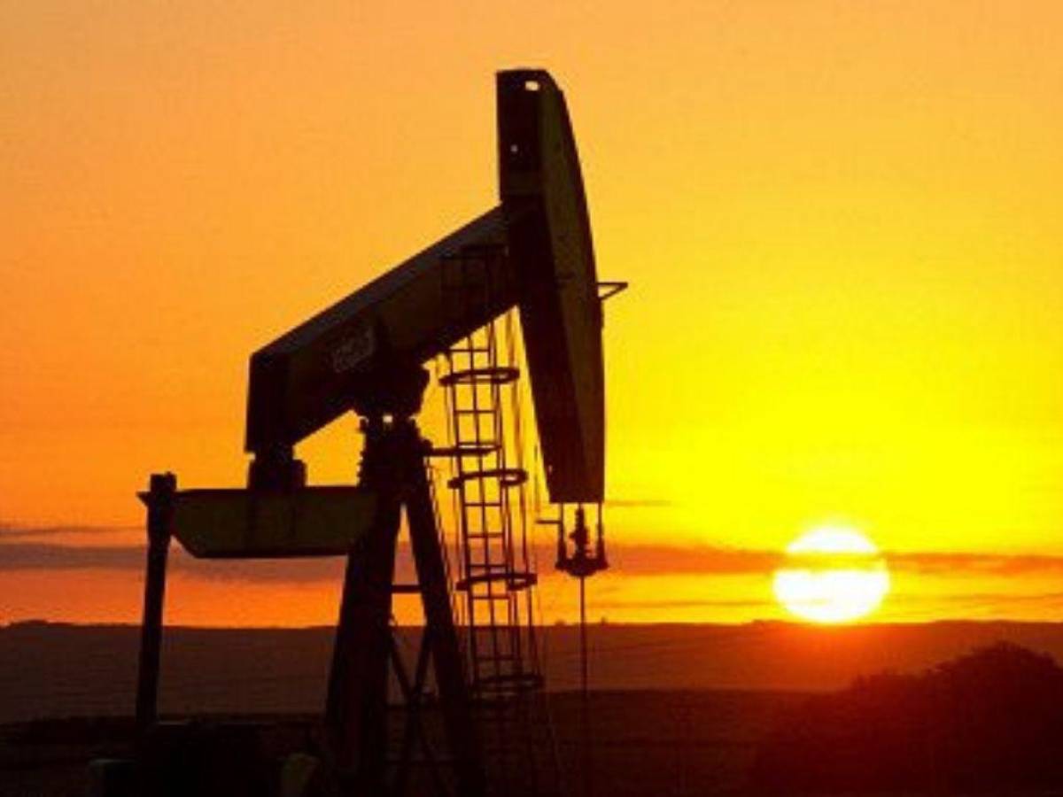 Reservas comerciales de petróleo en EEUU caen más de lo esperado; -3,4 millones de barriles