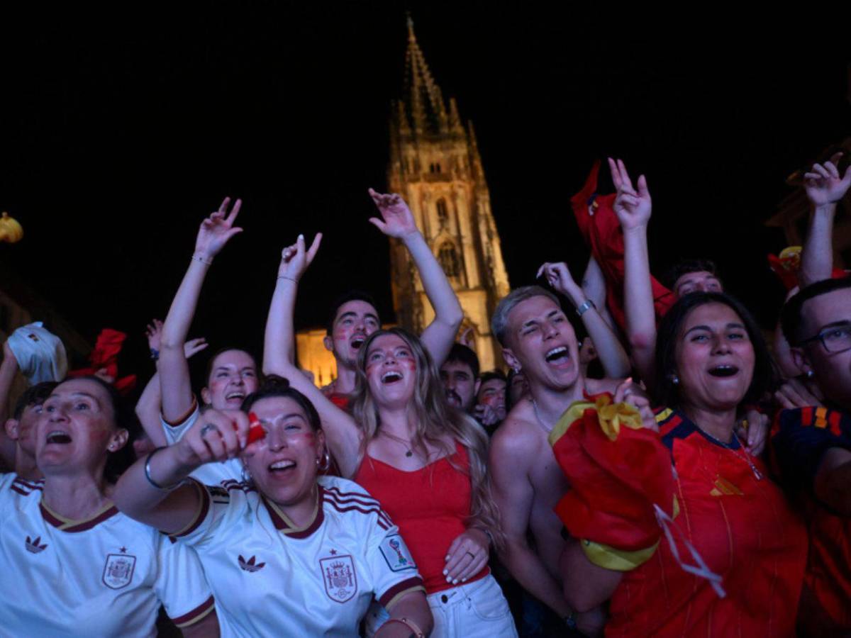 Lágrimas de felicidad y algarabía en las calles: así celebra España su segunda Copa del Mundo