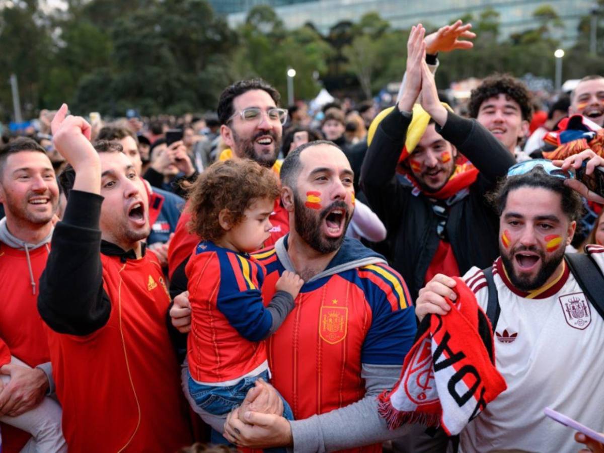 Lágrimas de felicidad y algarabía en las calles: así celebra España su segunda Copa del Mundo