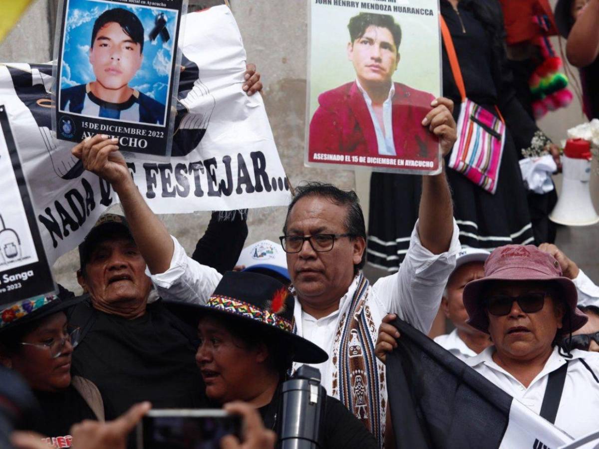 Cientos de personas protestan en Lima contra la investidura de Keiko Fujimori