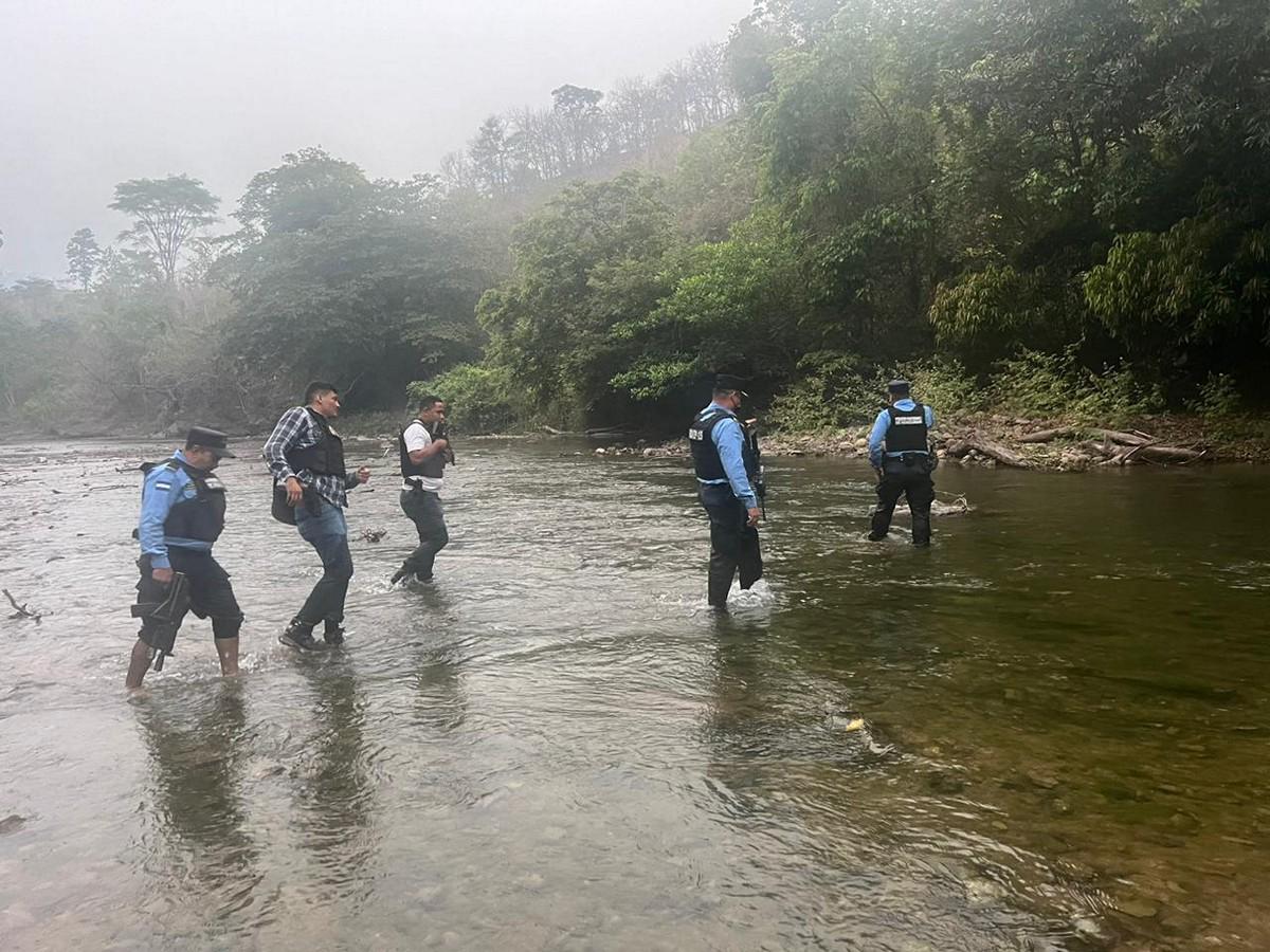 Al menos cuatro horas se tuvo que caminar para poder llegar al lugar donde fue encontrada la avioneta estrellada.