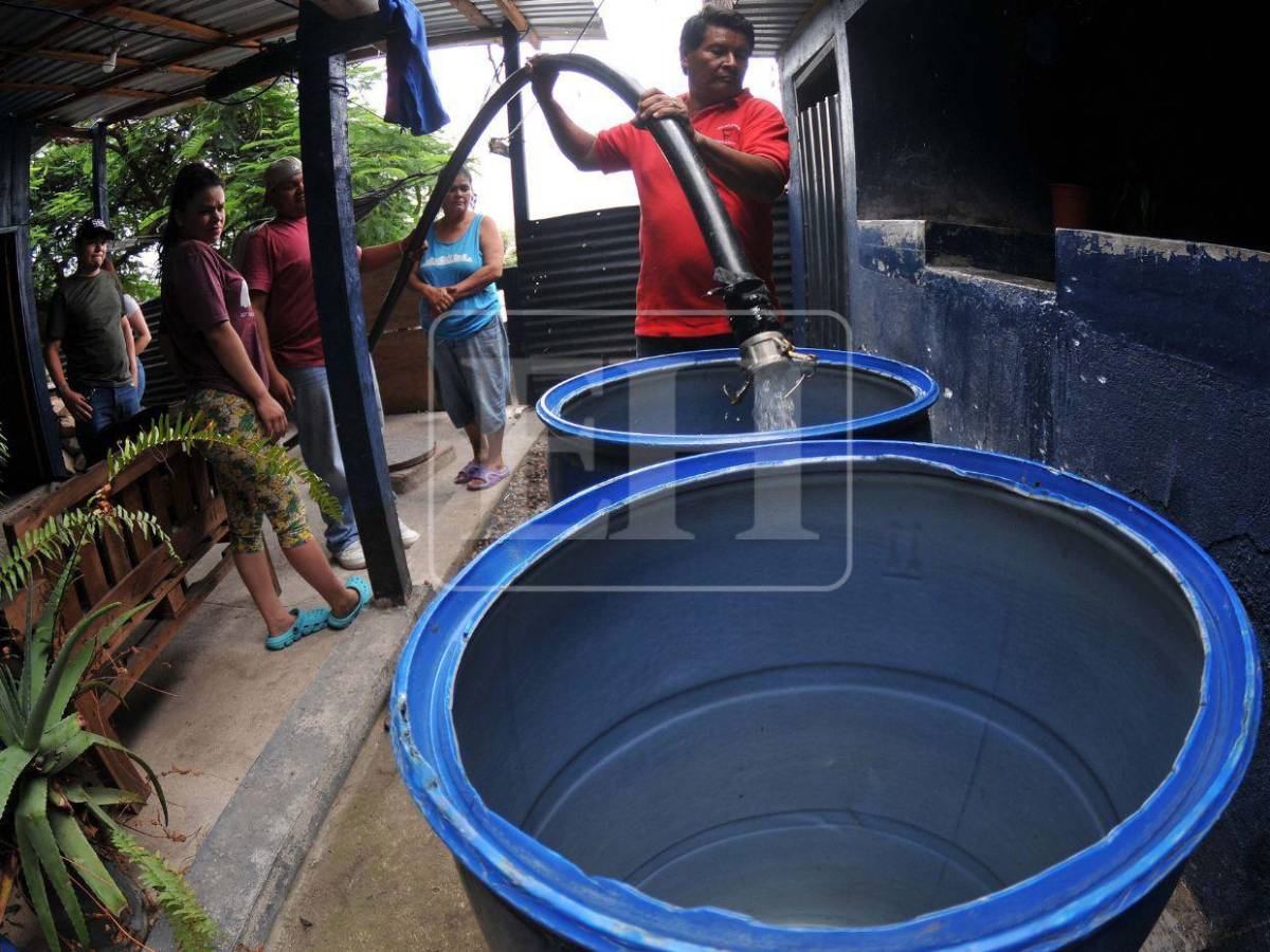Capitalinos enfrenta escasez de agua pese a reparto con cisternas públicas