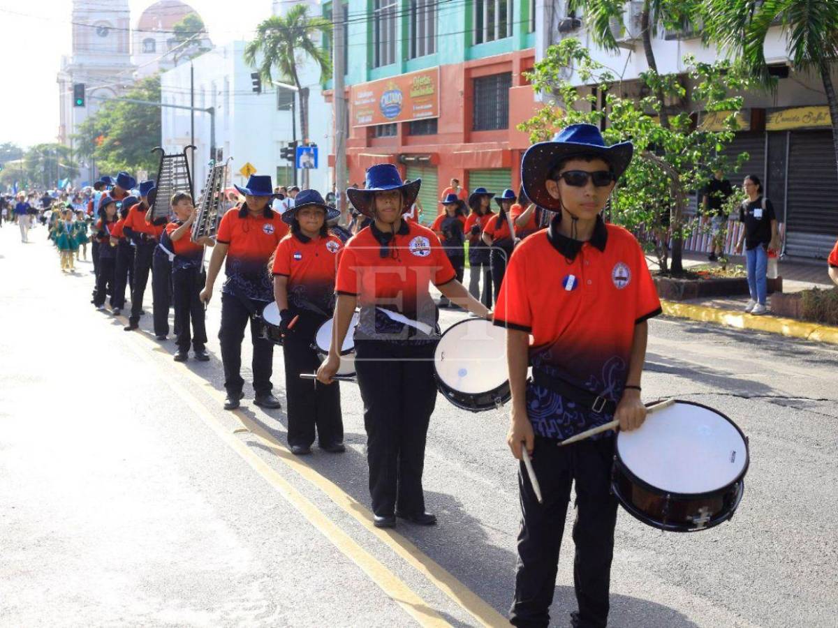 Escuelas inundan de color y fervor patriótico las calles de San Pedro Sula