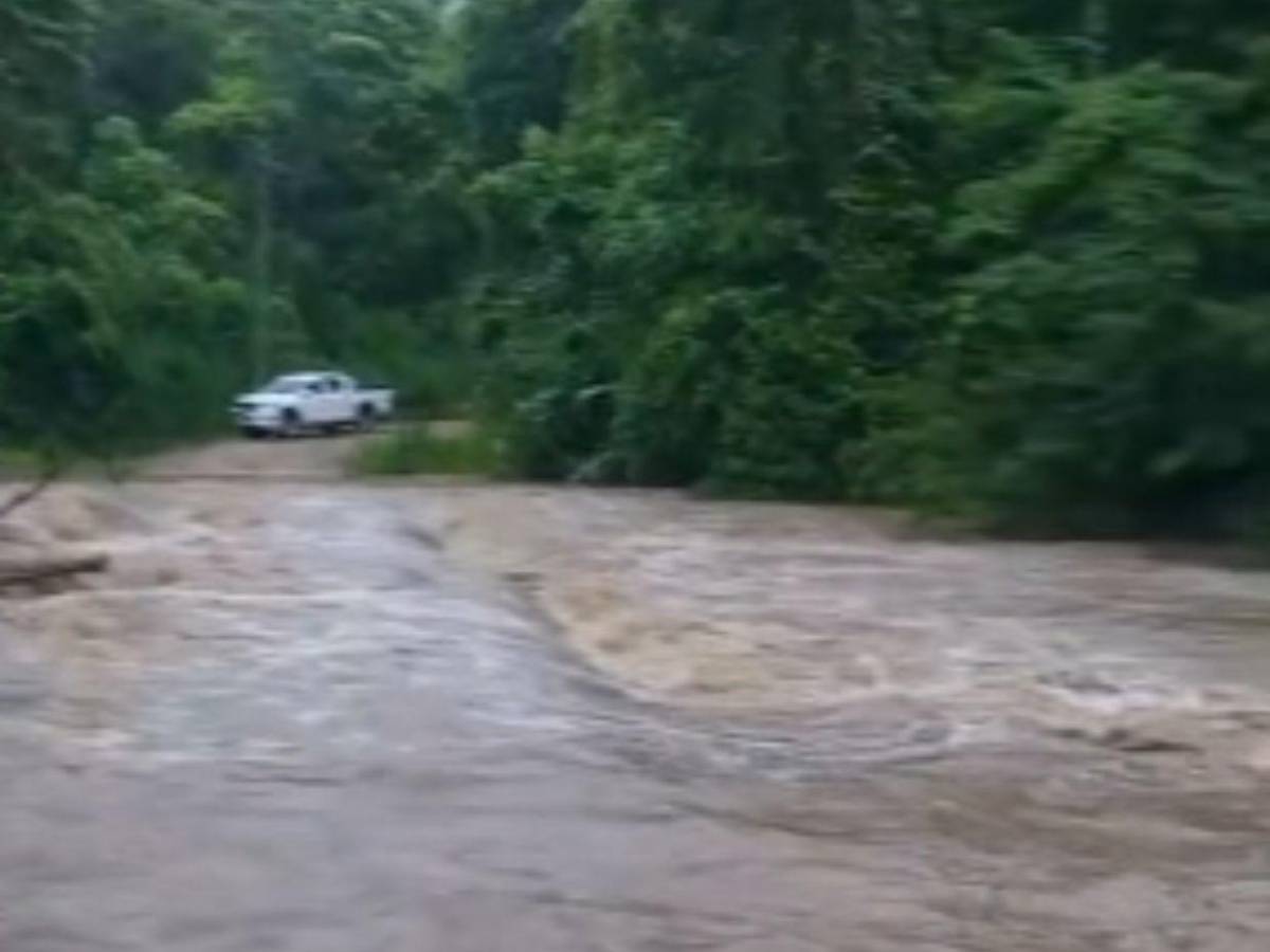 Ya hay ríos desbordados: estos son los departamentos más afectados por la onda tropical en Honduras