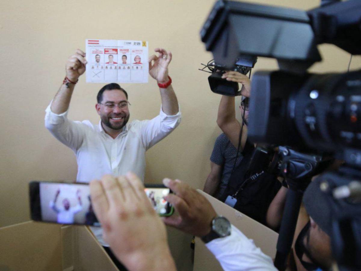 Jorge Cálix ejerce el sufragio tras horas de espera por atraso de maletas electorales