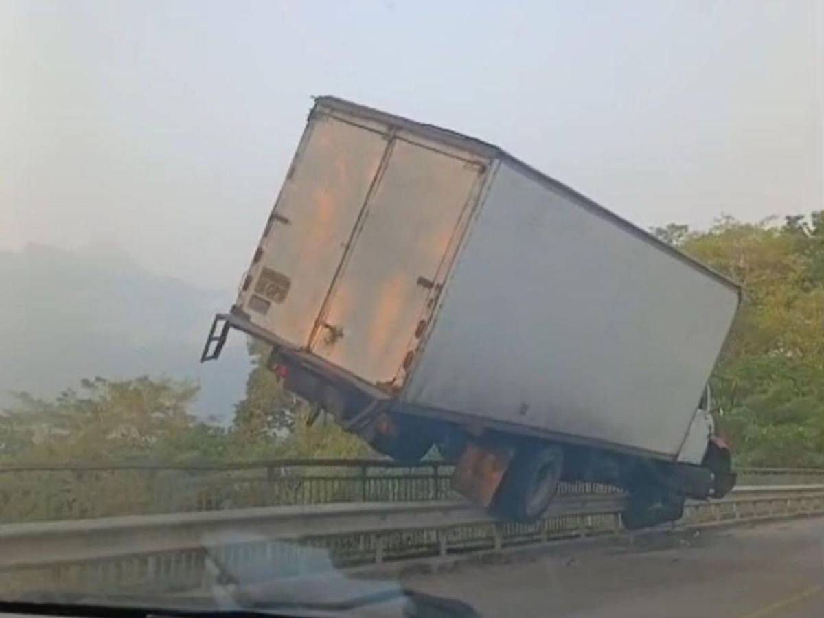 Por esquivar un perro: Camión queda al filo de puente y deja conductor herido en La Ceiba
