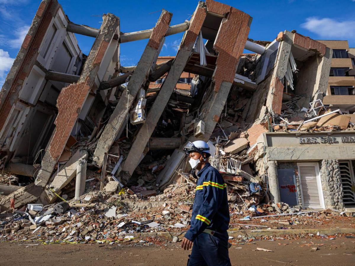 Dolorosas fotos: continúan los intentos de rescatar sobrevivientes tras terremotos en Venezuela