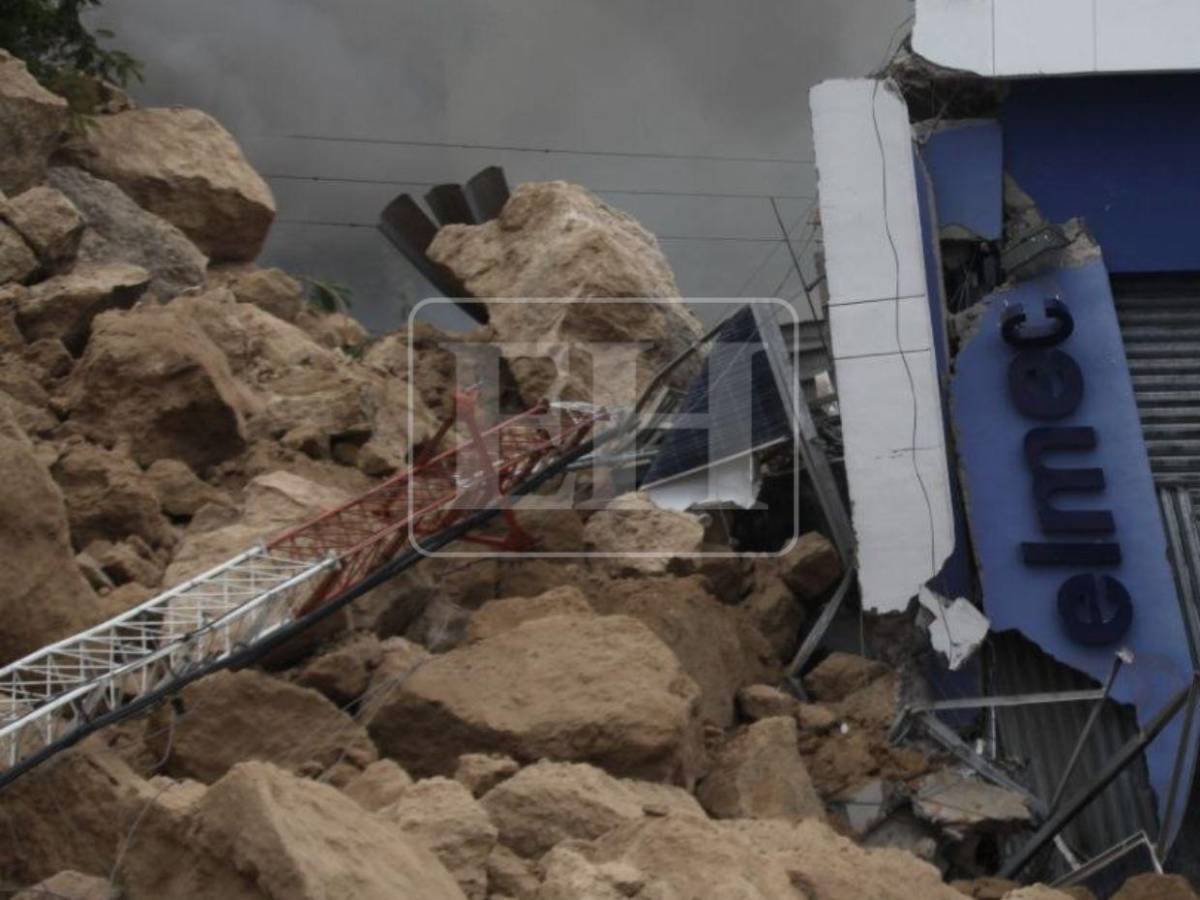 EN FOTOS: Empleados rescatados y bodegas en cenizas tras incendio en el anillo periférico