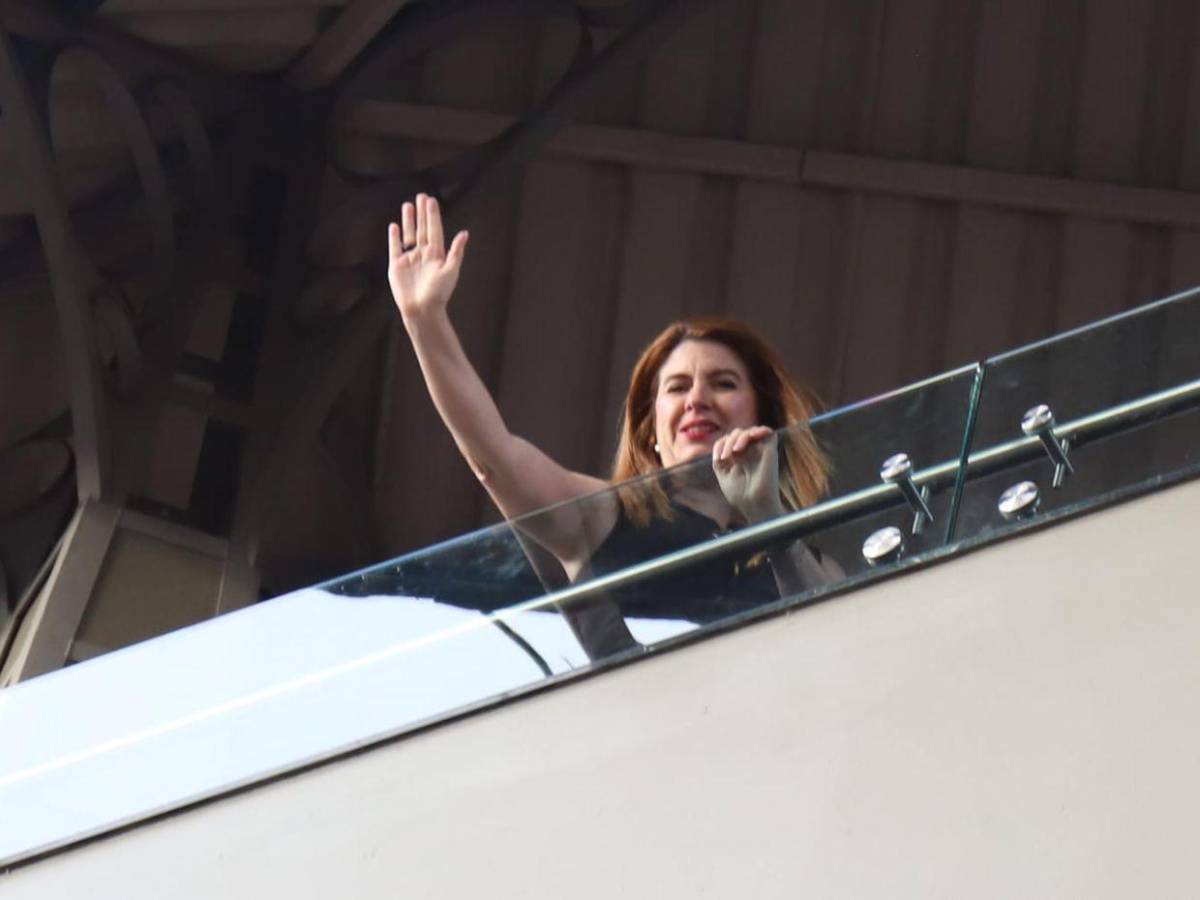 Cossette López y Paola Hall agradecen apoyo de simpatizantes; Ochoa sale solo tras declarar ante el MP Cossette López y Paola Hall agradecen apoyo de simpatizantes; Ochoa sale solo tras declarar ante el MP