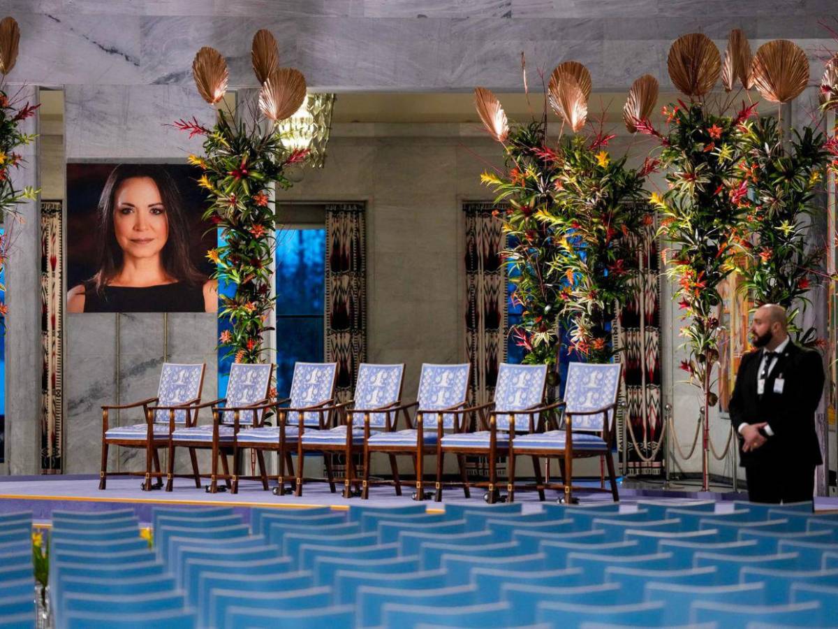 Hija de María Corina Machado  recibe el Premio Nobel de la Paz en nombre de su madre