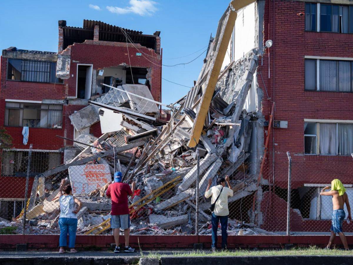 En fotos: Las primeras luces del día revelan la magnitud del terremoto en Colombia