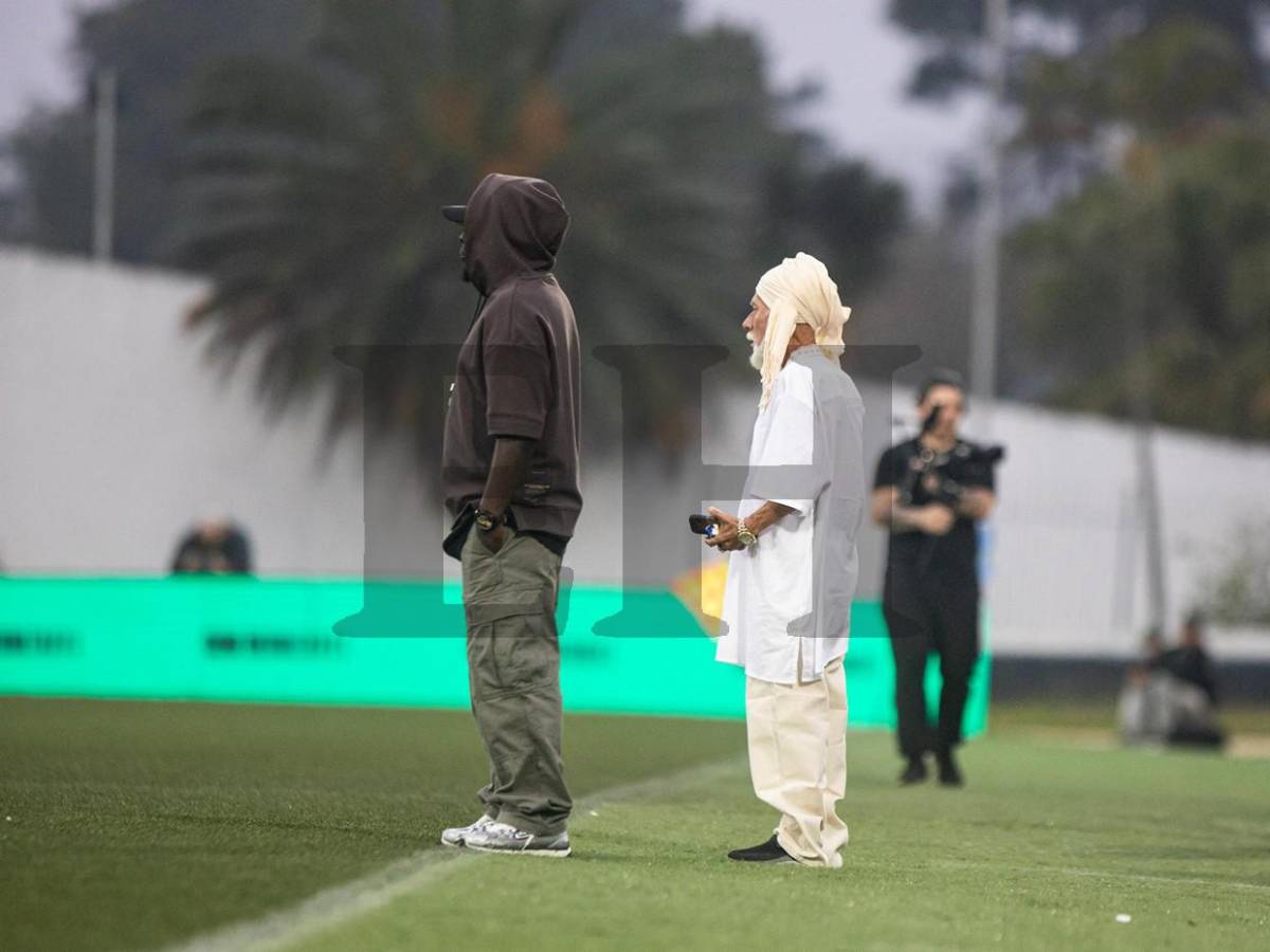 El Loco de la Selva y su extravagante atuendo en el partido de tiktokers