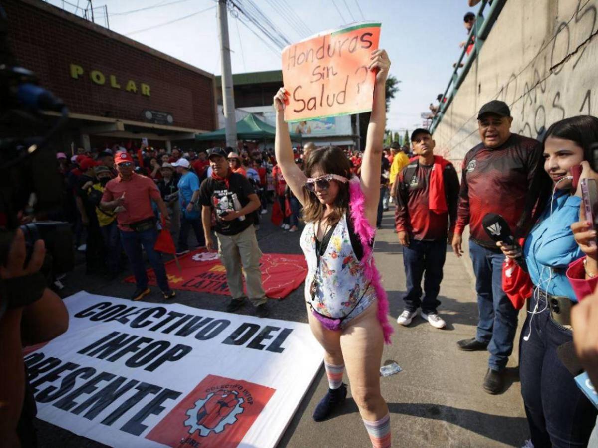 Con bandera palestina y pancartas: el apoyo a David Montecinos, acusado de agredir a Floridalia Aguilar