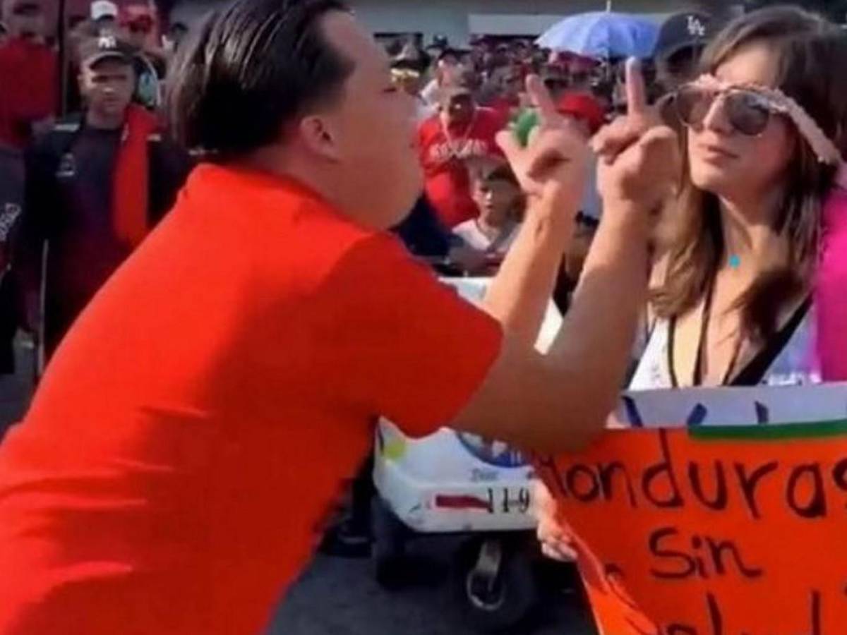 Con bandera palestina y pancartas: el apoyo a David Montecinos, acusado de agredir a Floridalia Aguilar