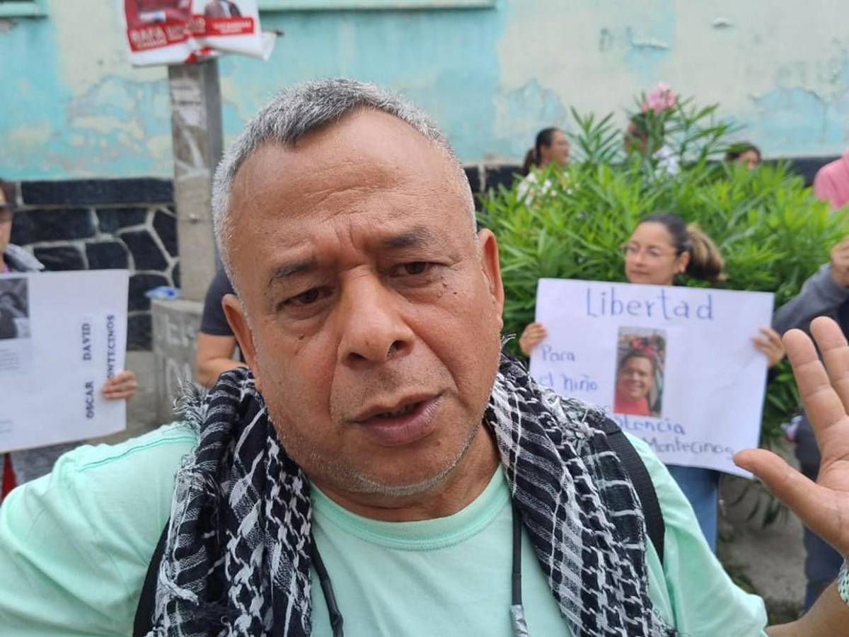 Con bandera palestina y pancartas: el apoyo a David Montecinos, acusado de agredir a Floridalia Aguilar
