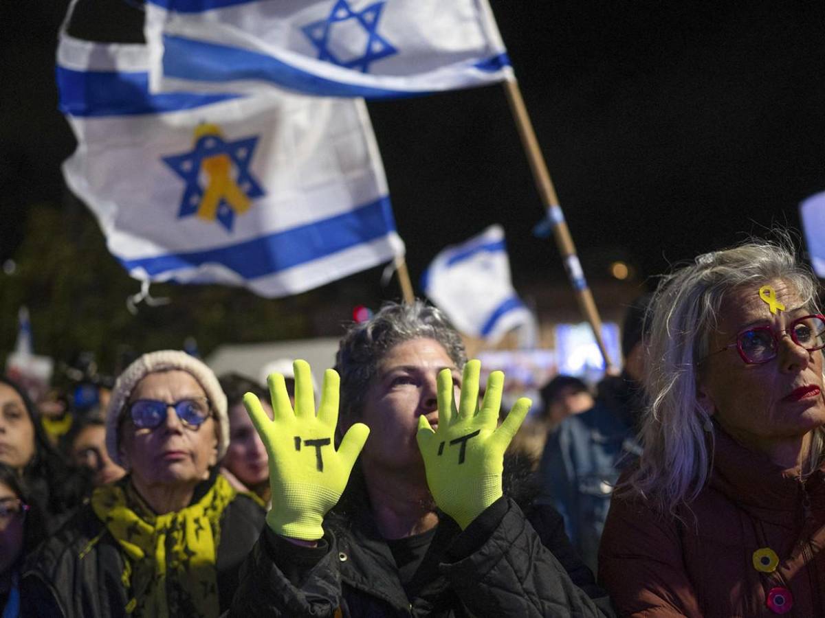 Dolor y rabia en último adiós a cuerpos de rehenes entregados por Hamás