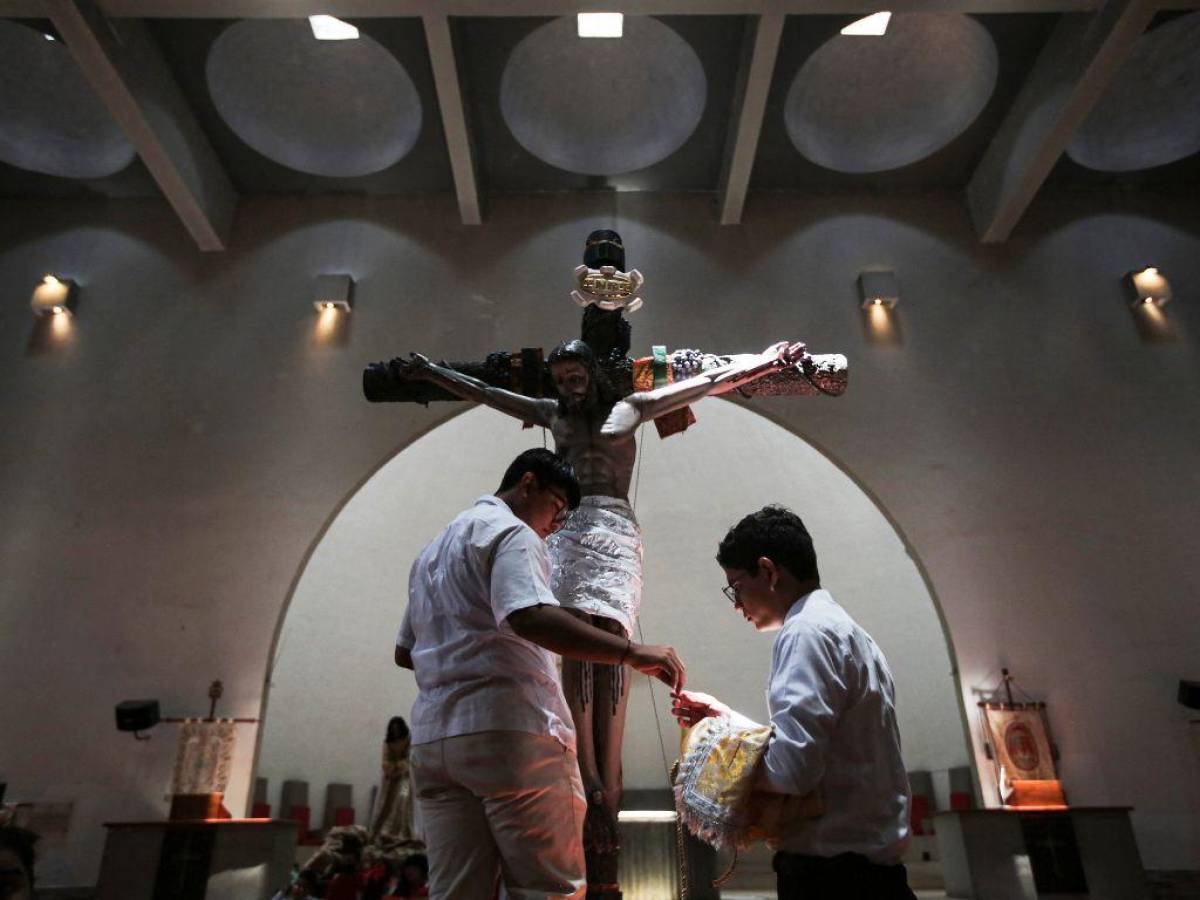 Algunos nicaragüense aseguraron que no veían diferencia entre participar en la procesión en las calles o <b>dentro</b> del templo.