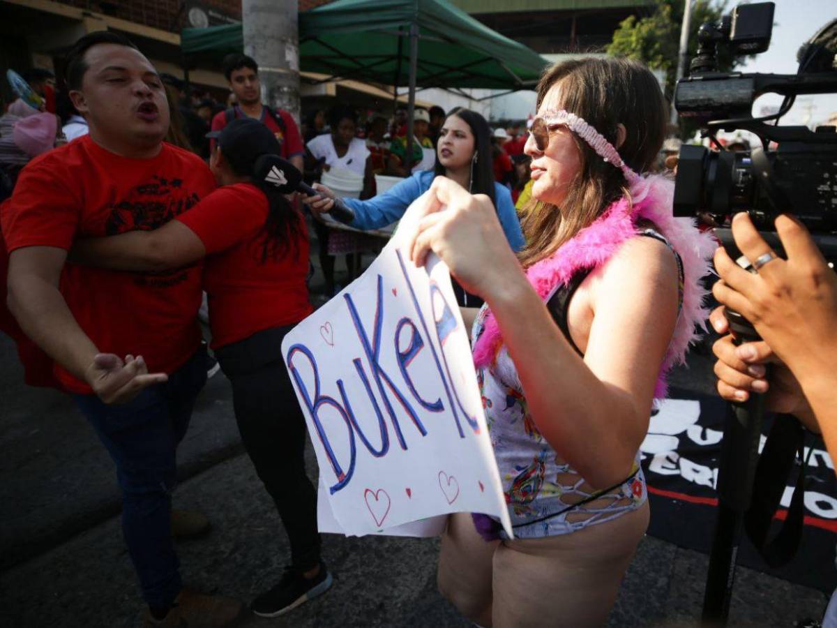 En traje de baño y exigiendo justicia por las mujeres: hondureña marcha este Día del Trabajador