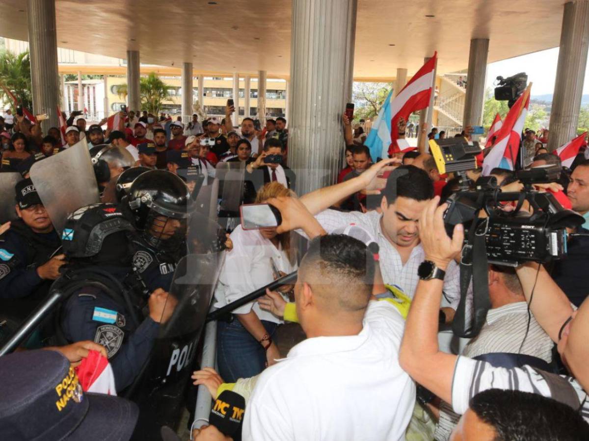 En fotos: así fue la agresión de policías y seguridad privada hacia liberales en el Congreso