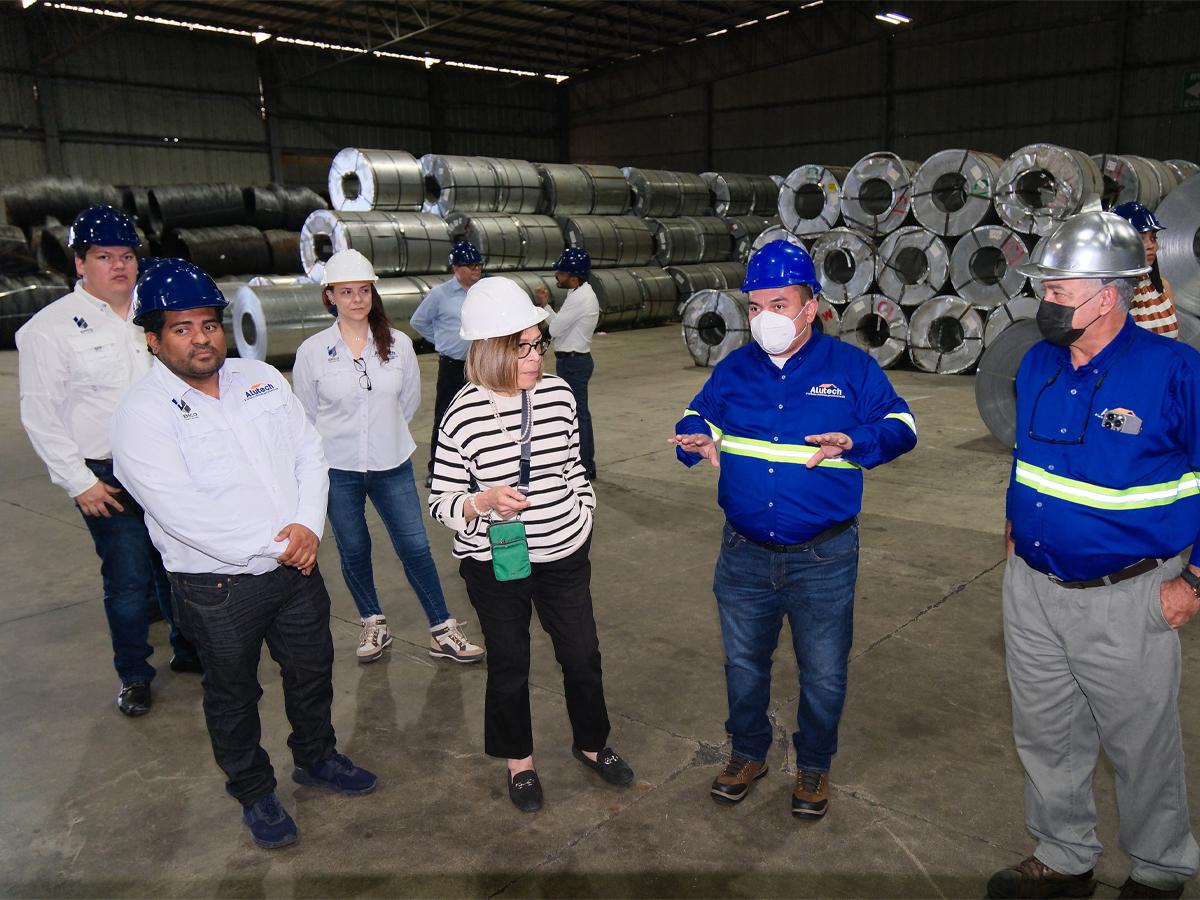 <i>Colaboradores de Alutech explican a los funcionarios los procesos y la tecnología de punta que utilizan para fabricar sus productos, que destacan en la industria por su calidad e innovación. </i>