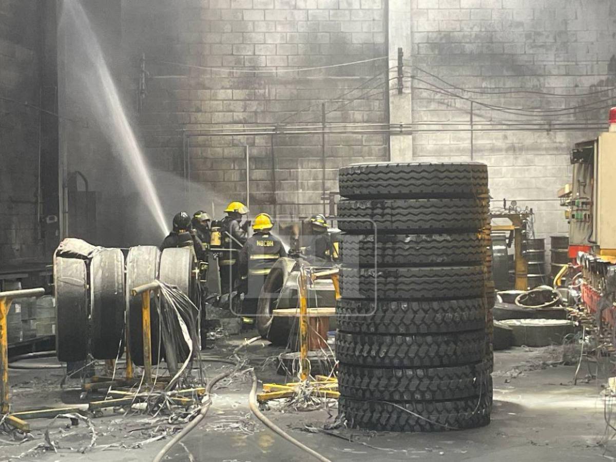 Las imágenes del incendio que quemó una bodega de llantas en el anillo periférico