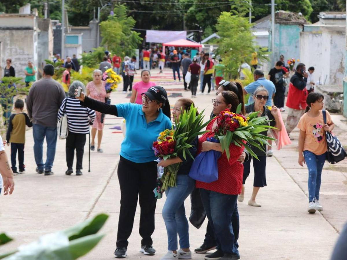Flores y recuerdos: capitalinos coronan a sus difuntos en el Cementerio General